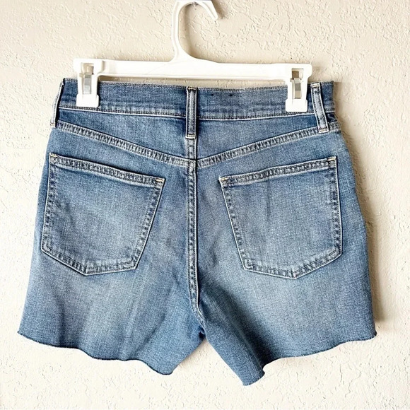 GAP 4 Inch High Rise Denim Cut Off Shorts in Medium Wash 4/27 - Picture 3 of 7